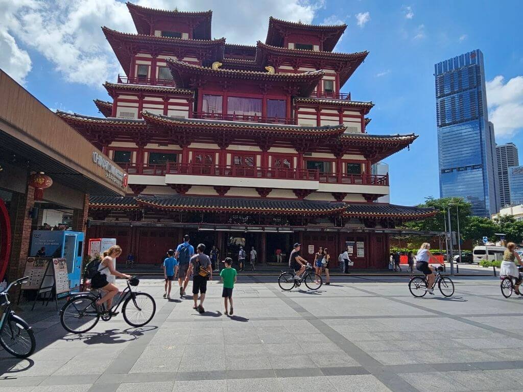 Buddha Tooth Relic Temple in Chinatown Singapore met kinderen – indrukwekkende tempel met pagode