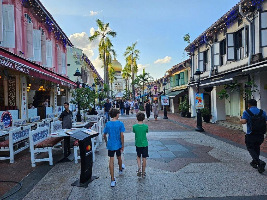 Sultan Moskee en Haji Lane met kinderen – kleurrijke straat en culturele beleving in Singapore