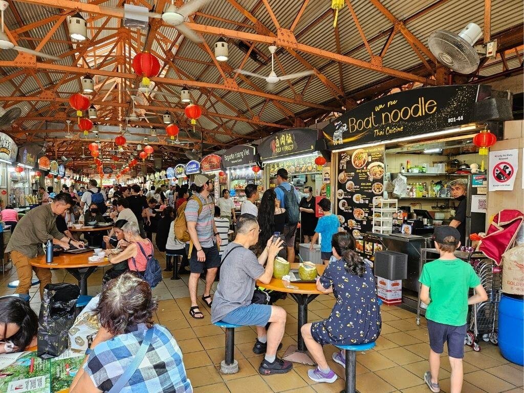 Lokaal eten bij Maxwell Food Centre in Singapore met kinderen