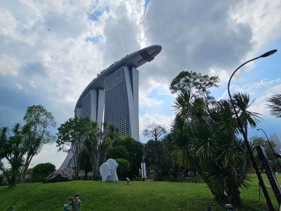 Singapore met kinderen – kinderen voor het Marina Bay Sands hotel Marina Bay Sands met uitzicht over de stad