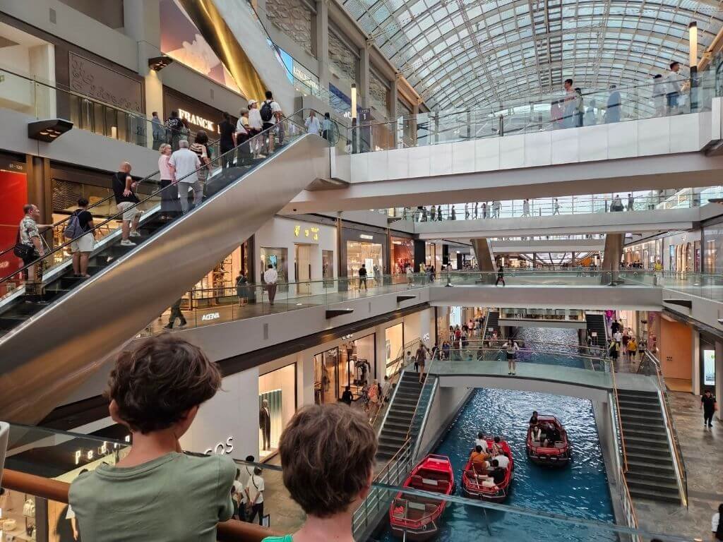 Kinderen kijken naar varende bootjes in winkelcentrum – Singapore met kinderen