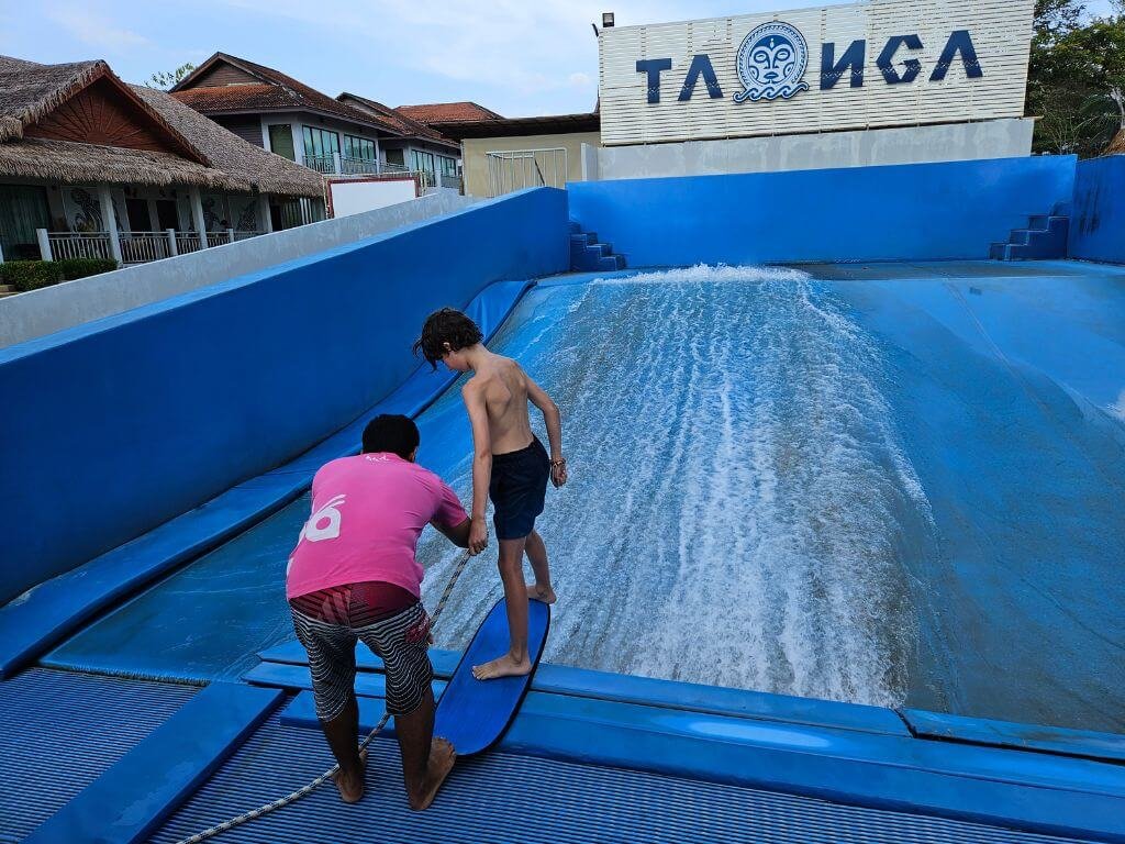 Khao Lak met kinderen: surfen en bodyboarden bij Taonga Surf Club