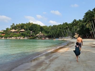 Kinderen lopen over een idyllisch strand op Koh Tao – Thailand met kinderen