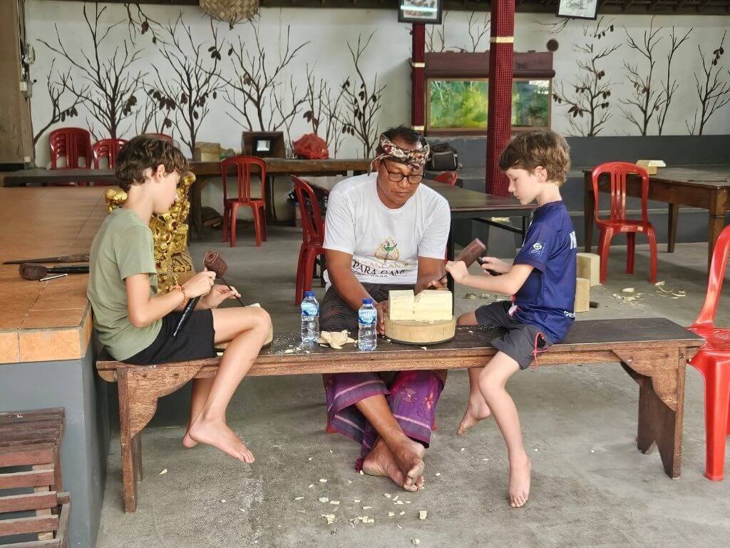 Ubud met kinderen – hout bewerken tijdens een creatieve workshop bij Pondok Pekak