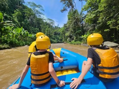 Kinderen met helmen aan het raften in Ubud tijdens een actieve vakantie op Bali met kinderen