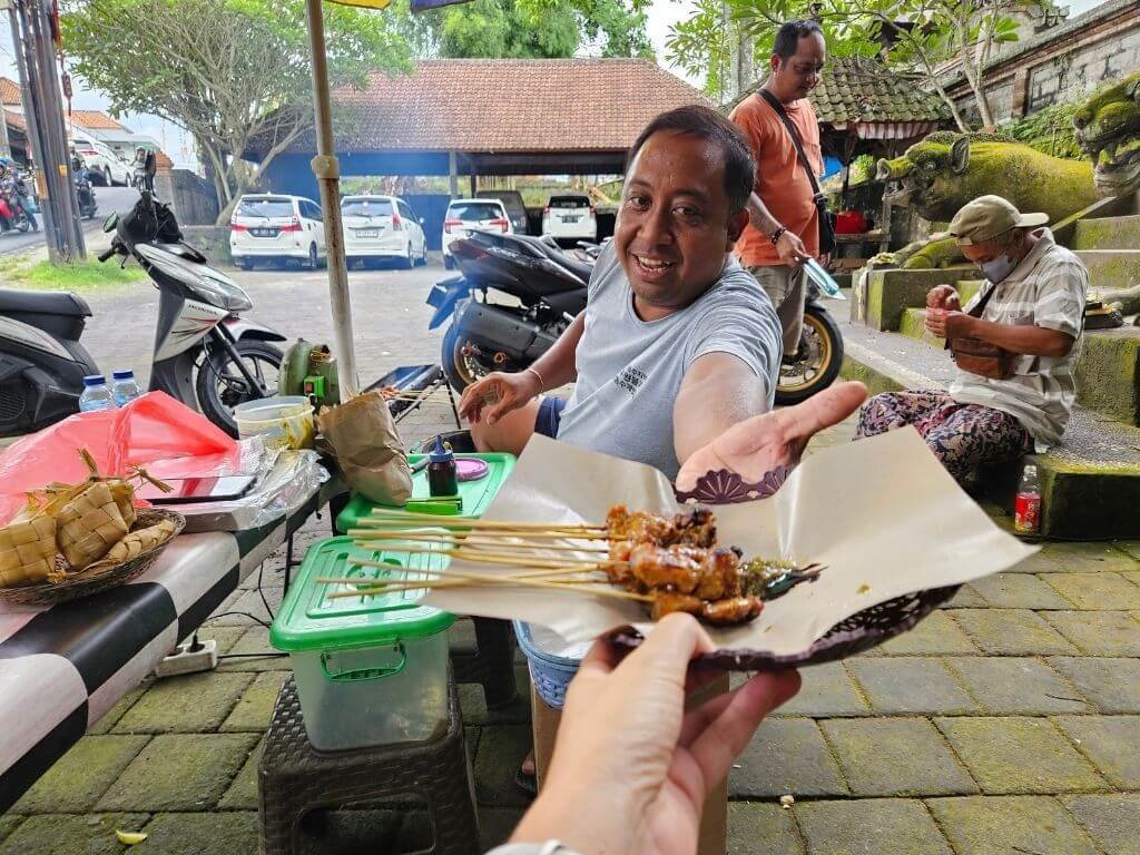 Ubud met kinderen – verse saté van een straatverkoper tijdens het eten in de stad