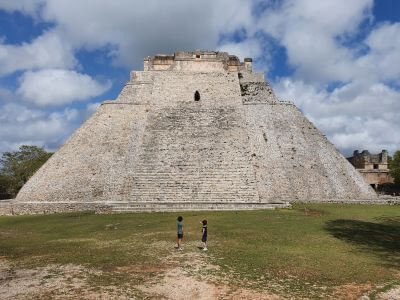 Kinderen voor de imposante tempels van Uxmal met kinderen