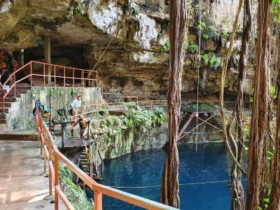 Kinderen zwemmen in Cenote Oxman bij Valladolid met kinderen