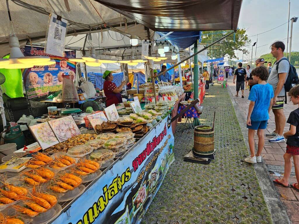 Wandelen over de night market van Krabi en verwonderen over al het eten