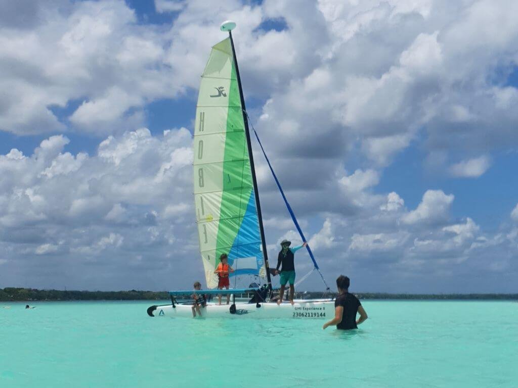 Kinderen springen van zeilboot Bacalar met kinderen