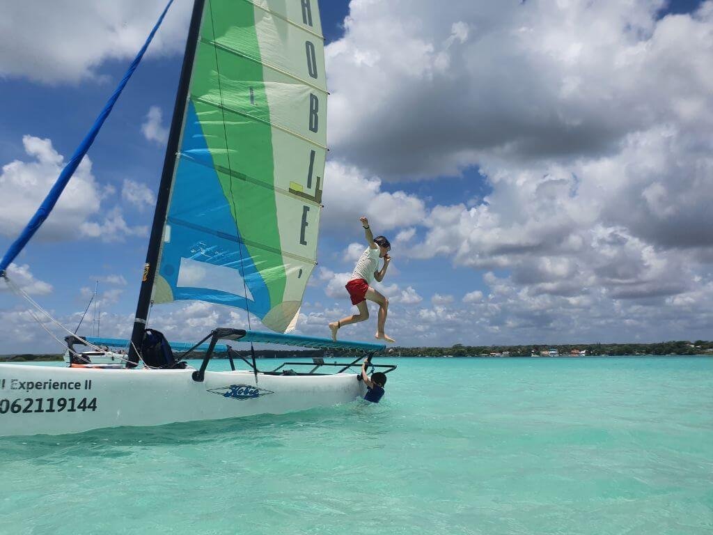 Bacalar met kinderen – bommetjes maken vanaf de catamaran in het meer