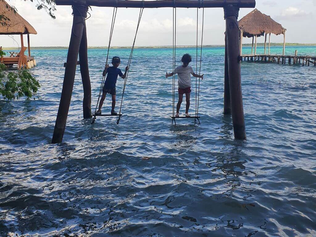 Kinderen schommelen Hotel Carolina Bacalar met kinderen