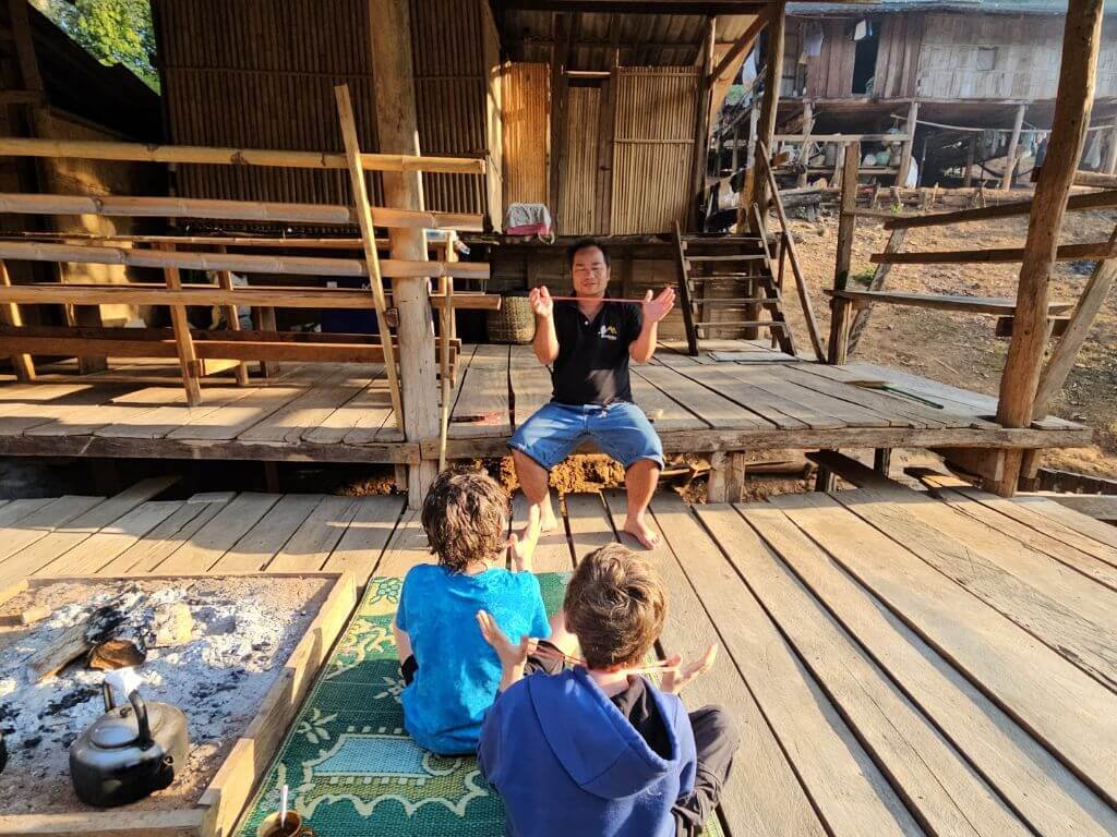 Jungletrekking met kinderen leren goochelen tijdens een half jaar reizen