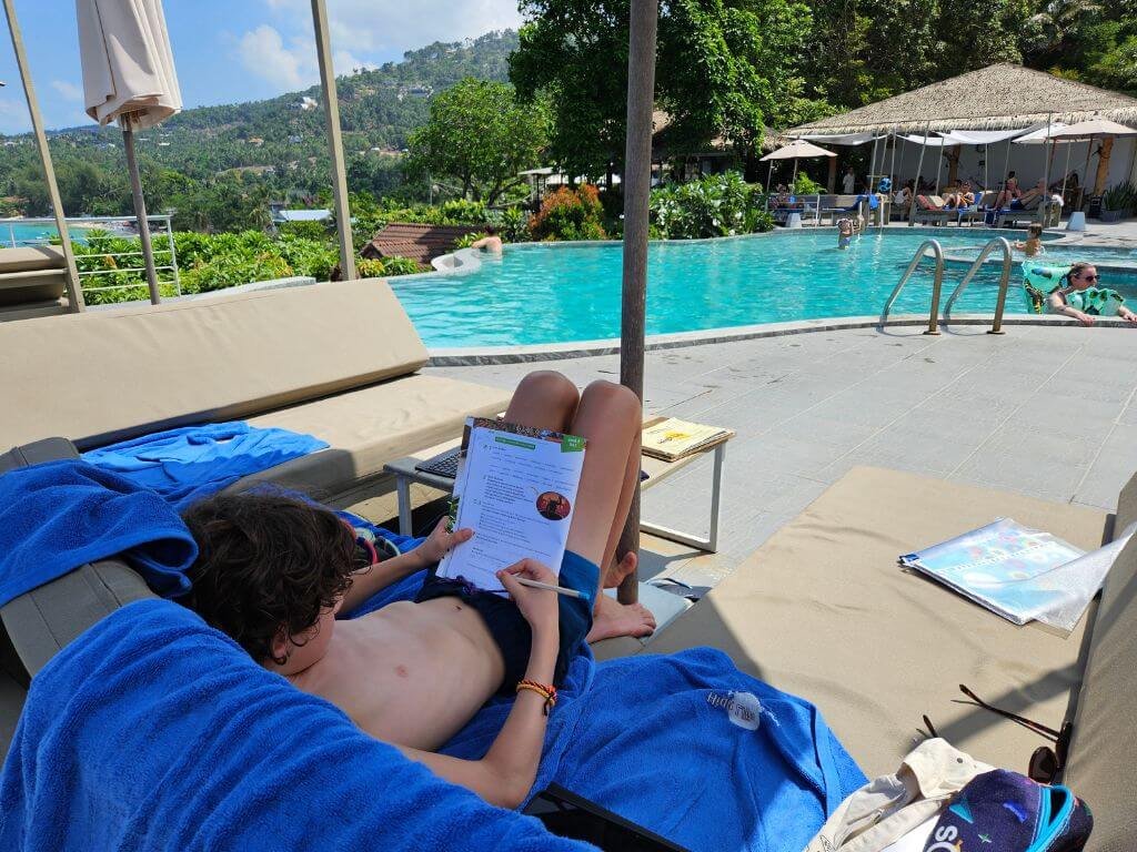 Schoolwerk aan het zwembad op Koh Phangan met kinderen