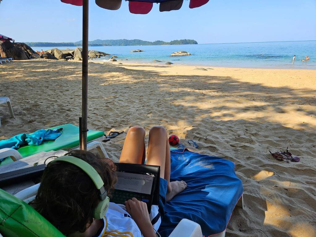 Schoolwerk op het strand van Khao Lak met kinderen