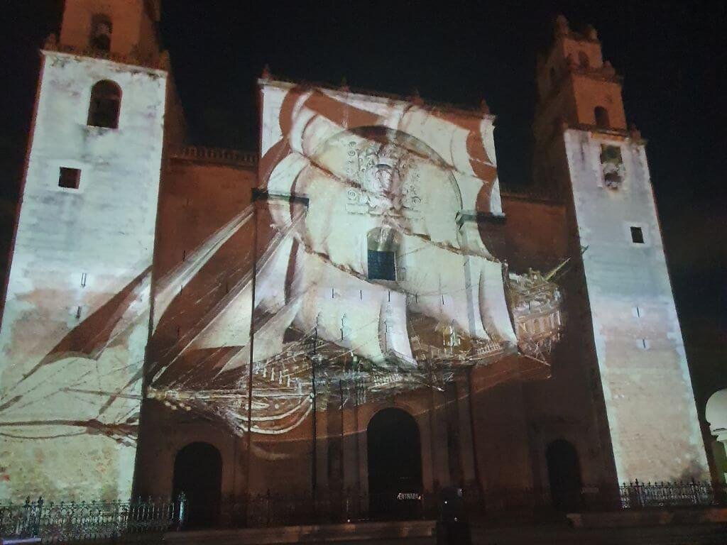 Lichtshow op de Catedral de San Ildefonso in Mérida met kinderen