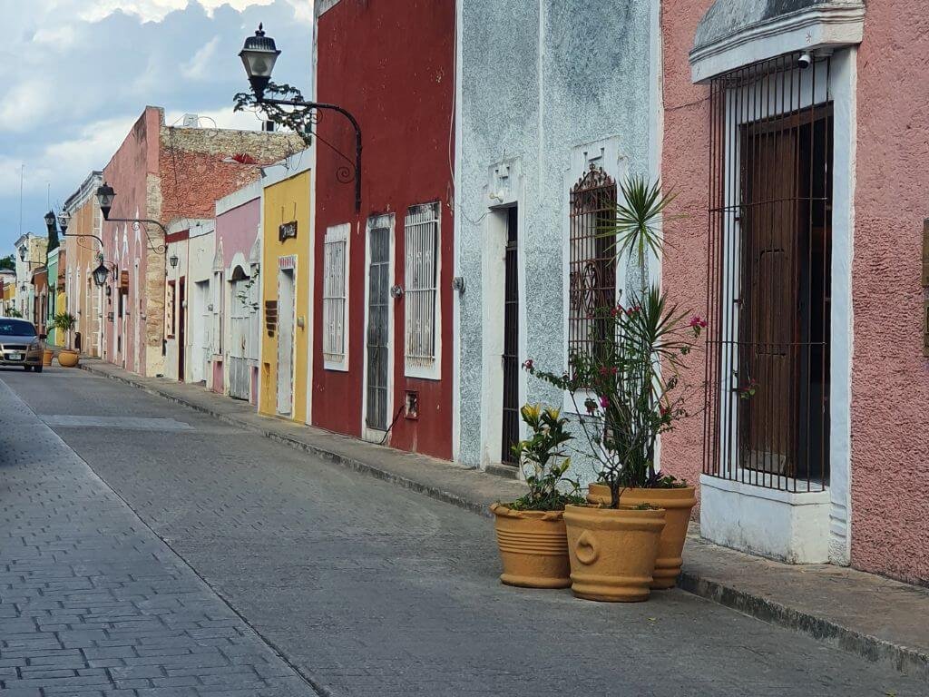 Wandelen kleurrijke straten Valladolid met kinderen