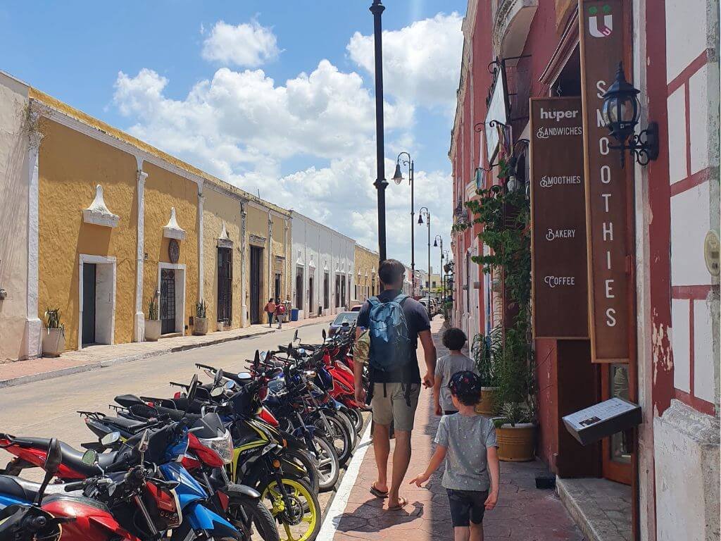 Kinderen lopen langskleurrijke huizen Valladolid met kinderen