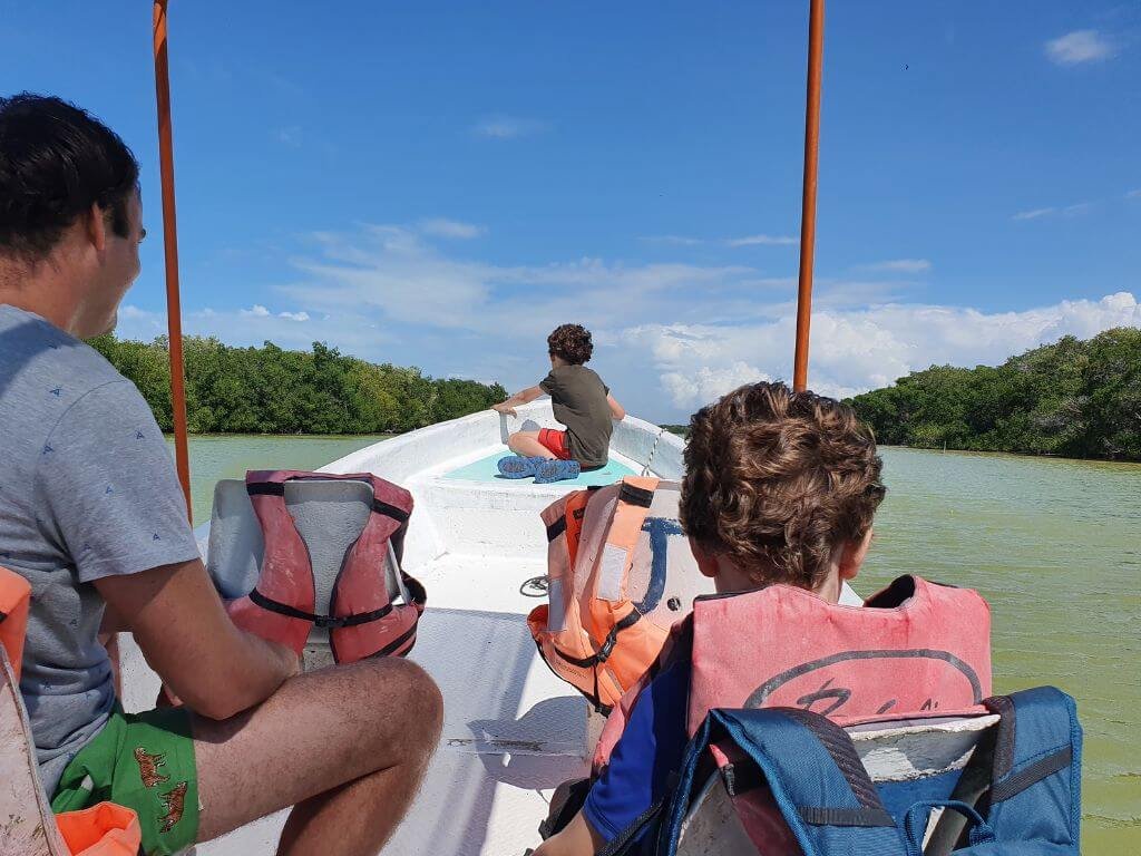 Gezin op een boottocht in Río Lagartos tijdens een vakantie in Mexico met kinderen