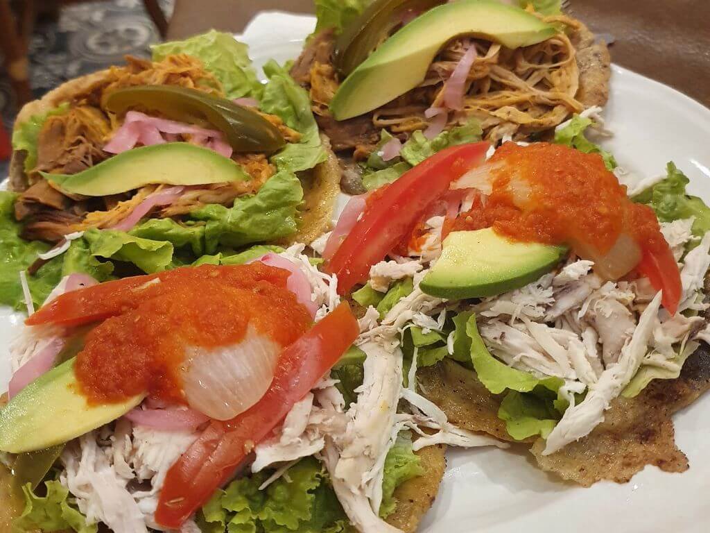 Heerlijke Mexicaanse taco’s bij een lokaal restaurant in Playa del Carmen tijdens een vakantie in Mexico met kinderen