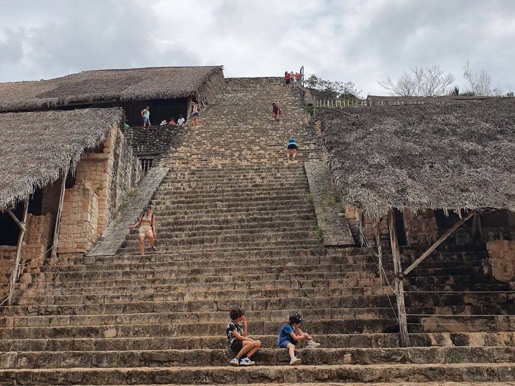 Kinderen op trap Acropolis Ek Balam met kinderen