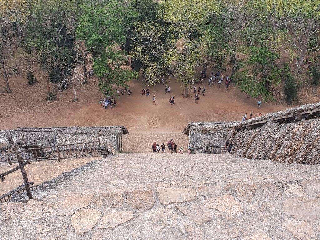Uitzicht vanaf Acropolis Ek Balam met kinderen