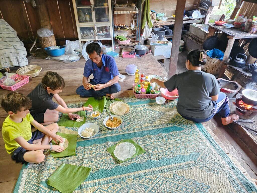 Koken met kinderen tijdens een jungletrekking in Chiang Mai loempia’s maken