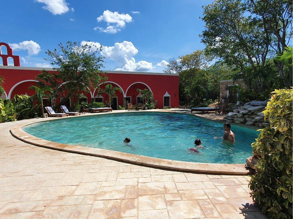 Zwembad bij Hacienda Maria Elena Yucatán met kinderen